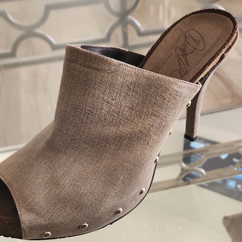 Women's Open-Toe Metallic Cream Slide Heels - Picture 5 of 7
